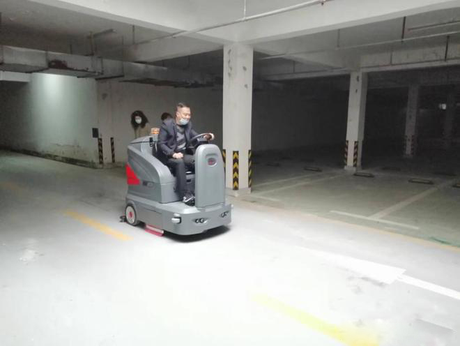 璧山小区物业保洁不用人力改用驾驶式洗地机了